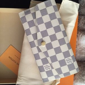White Louis Vuitton damier wallet